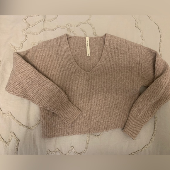Beige merino wool cropped Aritzia sweater - Picture 2 of 4